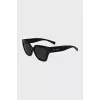 Sunglasses with fully tinted lenses