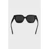 Sunglasses with fully tinted lenses