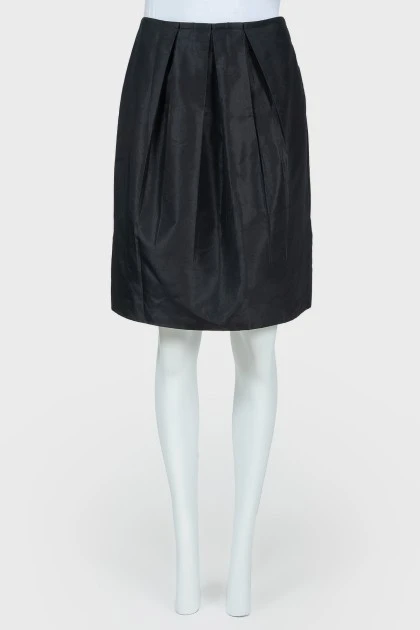 Large pleated graphite skirt