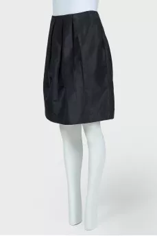 Large pleated graphite skirt