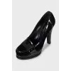 Velvet shoes with patent heels