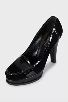 Velvet shoes with patent heels