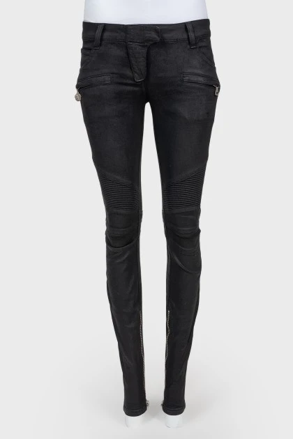 Black jeans of medium planting with lightning on trousers