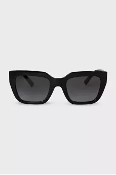 Sunglasses with gold inserts on the temples