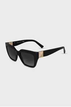 Sunglasses with gold inserts on the temples