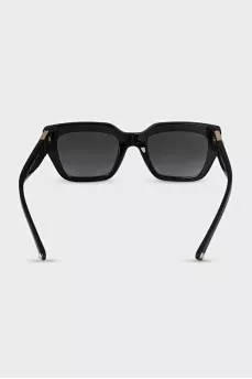 Sunglasses with gold inserts on the temples