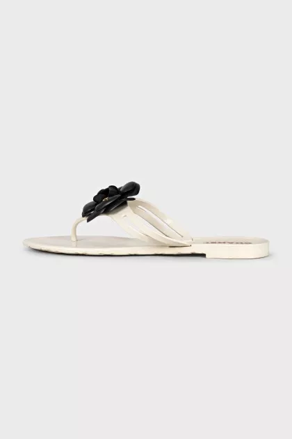 Rubber flip-flops decorated with camellia