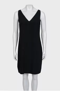 Straight-cut dress with a V-neck