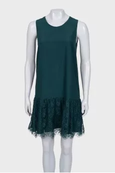 Straight cut dress decorated with lace at the bottom