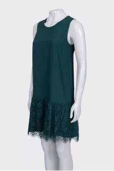 Straight cut dress decorated with lace at the bottom