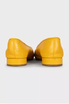 Желтые балетки с металлическим декором
