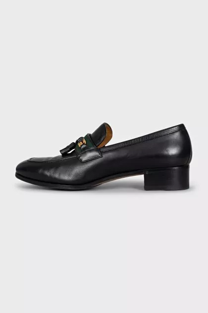 Leather loafers decorated with a gold logo