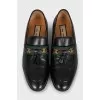 Leather loafers decorated with a gold logo