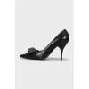 Black leather pumps with decoration