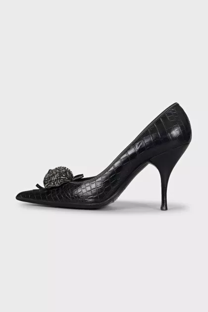 Black leather pumps with decoration