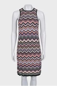 Straight dress with a printed button