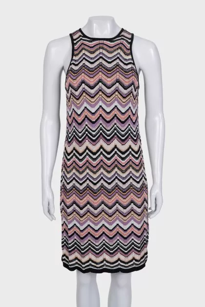 Straight dress with a printed button