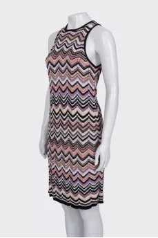 Straight dress with a printed button