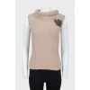Beige knitted vest with brooch