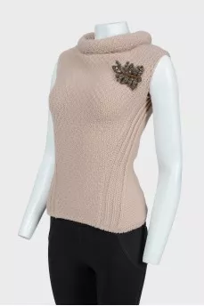 Beige knitted vest with brooch