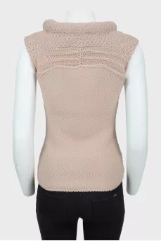 Beige knitted vest with brooch