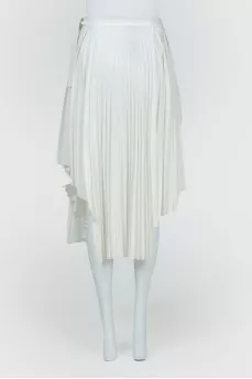 Pleated skirt with tag