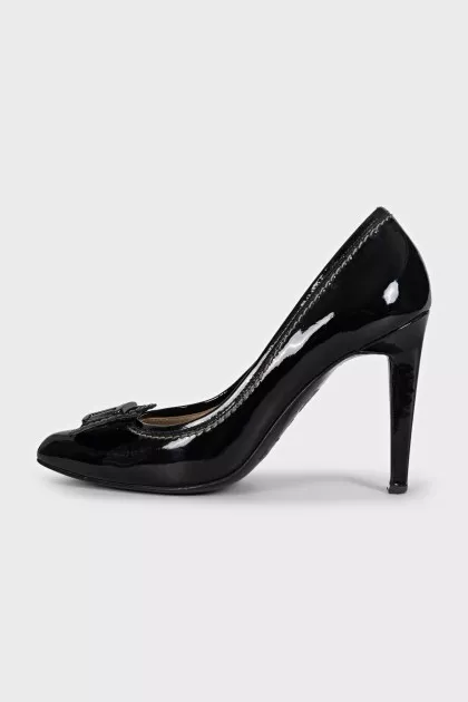 Patent leather shoes decorated with a bow