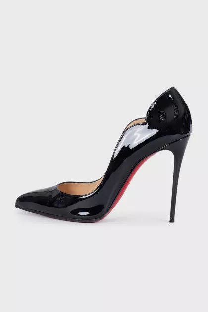 Patent leather pumps with a shaped top
