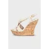 Шкіряні босоніжки бежевого кольору на танкетці