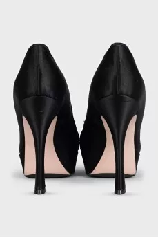 Black shoes decorated with crystals