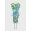 Fitted dress with a bright print