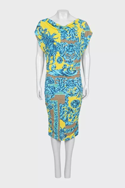 Fitted dress with a bright print