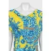 Fitted dress with a bright print