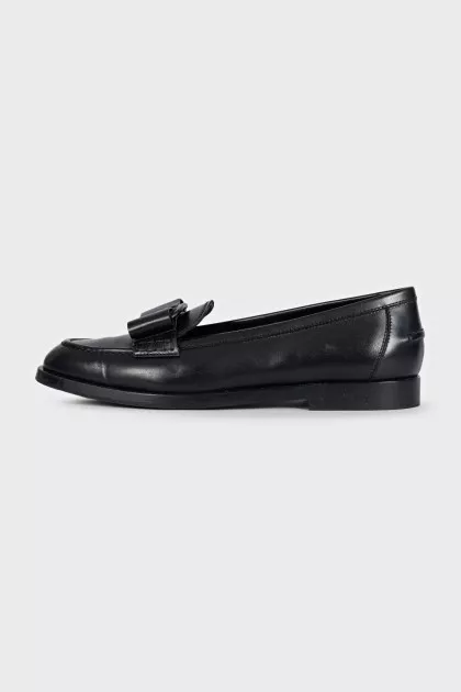 Leather loafers decorated with bows