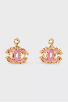 Decorated gold-plated earrings in the shape of a logo
