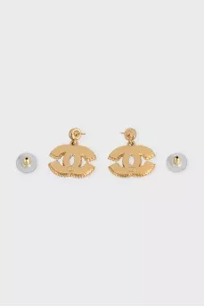 Decorated gold-plated earrings in the shape of a logo