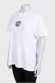 White straight-cut T-shirt with a brand logo