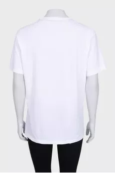 White straight-cut T-shirt with a brand logo
