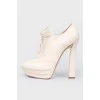 Beige leather high -heeled boots