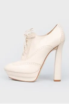 Beige leather high -heeled boots