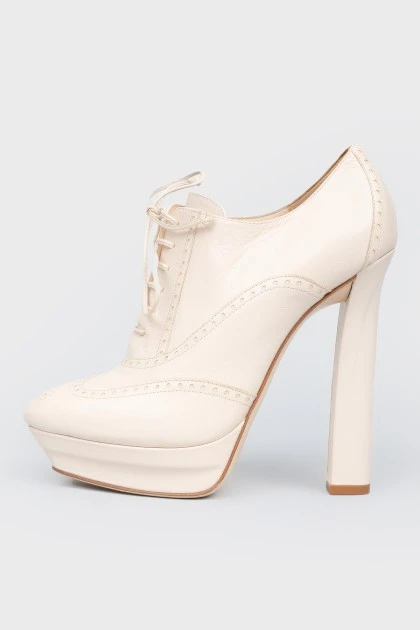 Beige leather high -heeled boots