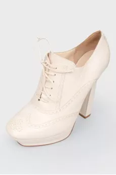 Beige leather high -heeled boots