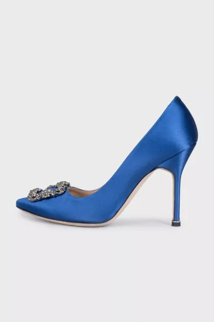 Satin pumps decorated with a brooch