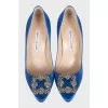 Satin pumps decorated with a brooch