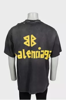 Men's gray t-shirt with a ripped effect