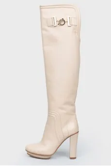 Lighting beige boots with heeled zipper
