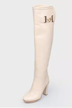 Lighting beige boots with heeled zipper