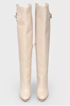 Lighting beige boots with heeled zipper