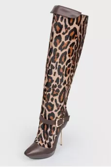 Boots in a leopard print on a metal hairpin