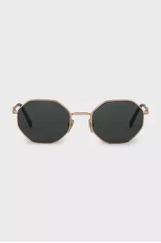 Sunglasses with a signature chain